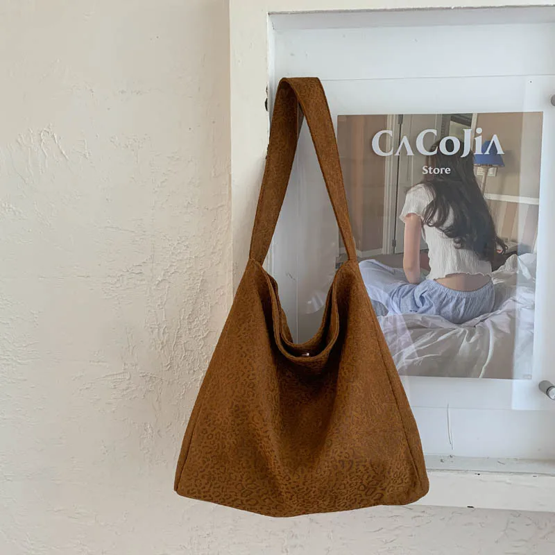 Замшевая леопардовая сумка осень-зима 202, просторная женская сумка через плечо, повседневная сумка через плечо для пригородных поездок, универсальная сумка «день-ночь»
Замшевая леопардовая сумка осень-зима 202, просторная женская сумка через плечо, повседневная сумка через плечо для пригородных поездок, универсальная сумка «день-ночь»