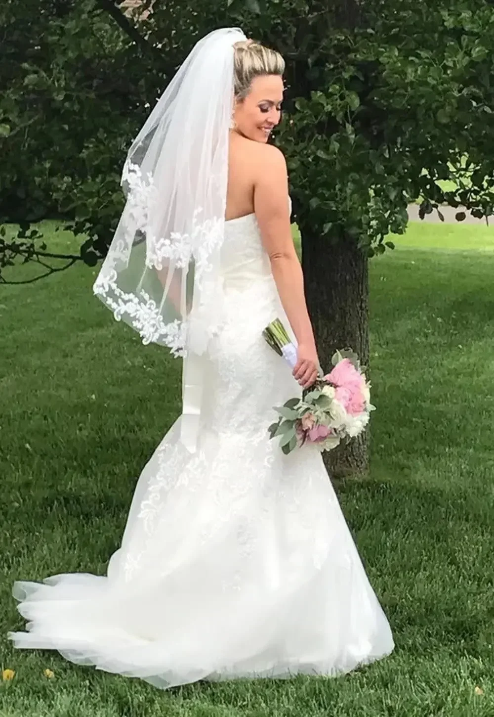 Women's White Lace Short Ladies Wedding Bridal Veil Comb 2 Tier
Women's White Lace Short Ladies Wedding Bridal Veil Comb 2 Tier