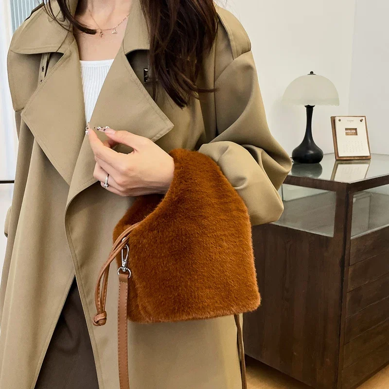 Premium and Niche Plush Bag for Women in Winter 2024 Fashionable Crossbody Bag Casual Handbag Drawstring Bucket Bag Eimerbeutel
Premium and Niche Plush Bag for Women in Winter 2024 Fashionable Crossbody Bag Casual Handbag Drawstring Bucket Bag Eimerbeutel