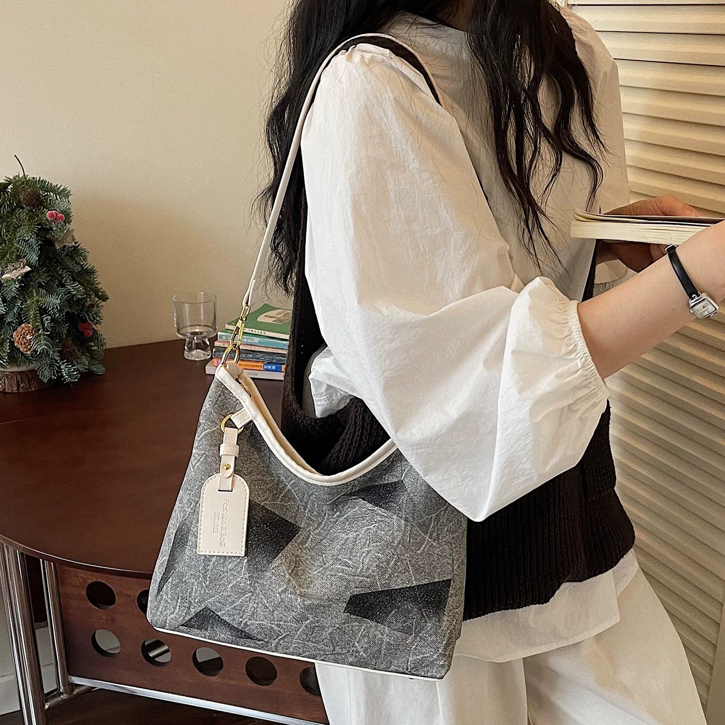 Irregular Geometric Denim Tote Bag Large Capacity Dual Strap Crossbody Bag Women Zipper Summer Daily Commuter Shoulder Handbag
Irregular Geometric Denim Tote Bag Large Capacity Dual Strap Crossbody Bag Women Zipper Summer Daily Commuter Shoulder Handbag