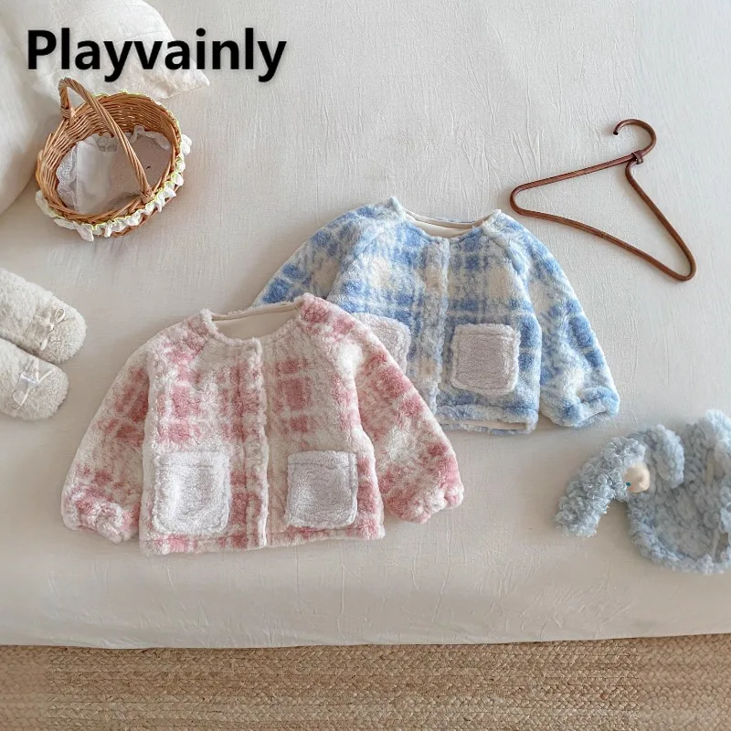 Новые зимние детские флисовые теплые пальто для девочек, розовая, синяя модная однобортная стеганая куртка без воротника в клетку, детская одежда Z852
Новые зимние детские флисовые теплые пальто для девочек, розовая, синяя модная однобортная стеганая куртка без воротника в клетку, детская одежда Z852