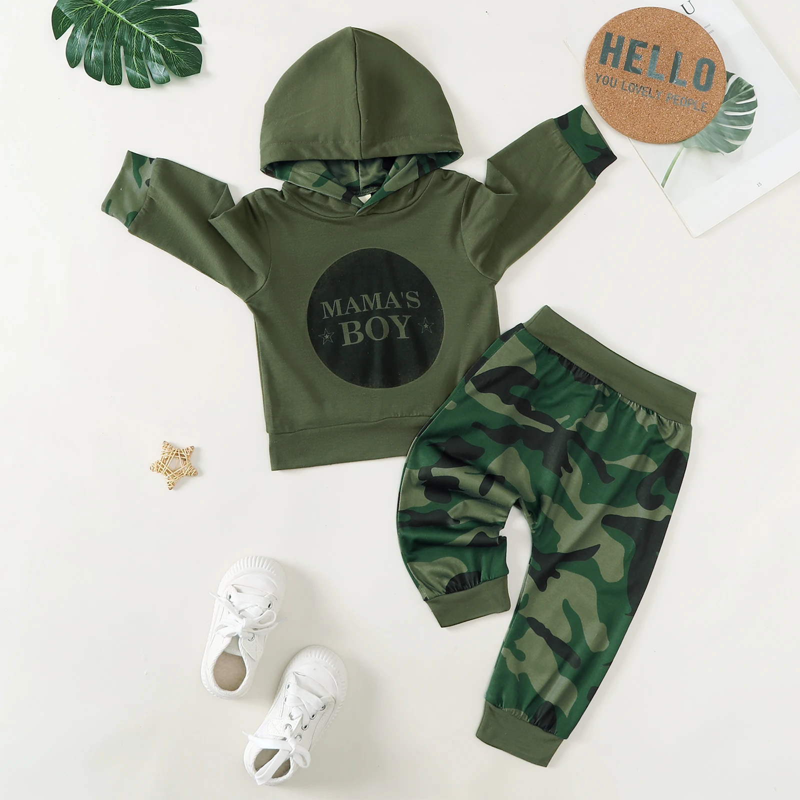 Комплект для мальчика в камуфляжном стиле: топ с надписью "Мамин мальчик" и камуфляжные брюки, цвет армейский зеленый, для мальчиков 0-3 лет, весенне-осенний комплект
Комплект для мальчика в камуфляжном стиле: топ с надписью "Мамин мальчик" и камуфляжные брюки, цвет армейский зеленый, для мальчиков 0-3 лет, весенне-осенний комплект