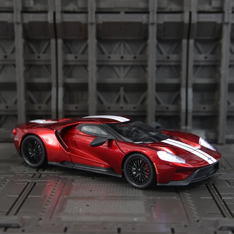 1:24 Simulated Ford GT alloy car model doors and the front hood and trunk door can also be opened rich details, fine workmanship
1:24 Simulated Ford GT alloy car model doors and the front hood and trunk door can also be opened rich details, fine workmanship