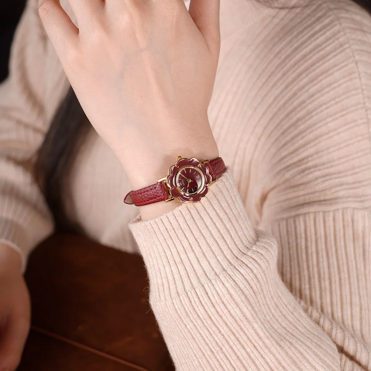 61043 CQ496 Модные креативные женские часы в форме лепестка с высококачественным ощущением, простым и изысканным кожаным ремешком, кварцевыми часами
61043 CQ496 Модные креативные женские часы в форме лепестка с высококачественным ощущением, простым и изысканным кожаным ремешком, кварцевыми часами