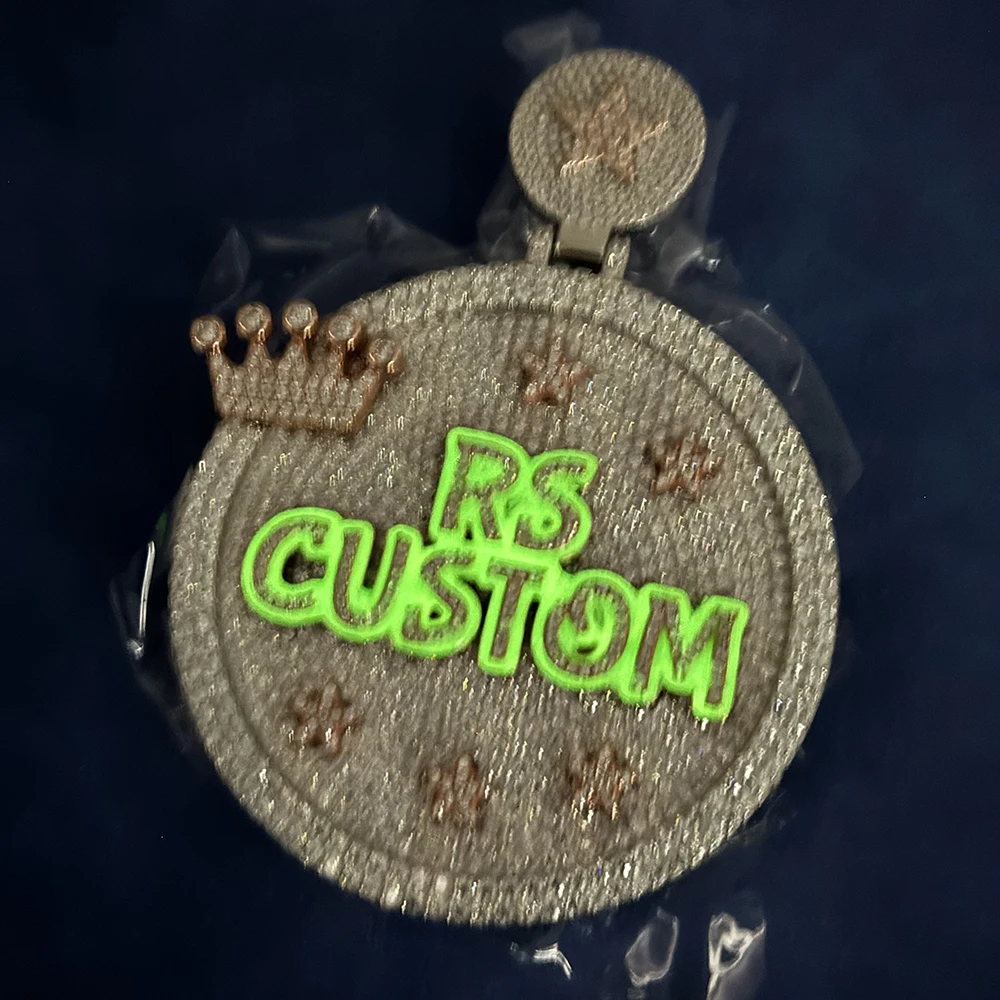 ESKEEM Crown Star Night Glow Enamel Letter Moissanite Pendant Necklace 925 Sterling Silver for Men Jewelry
ESKEEM Crown Star Night Glow Enamel Letter Moissanite Pendant Necklace 925 Sterling Silver for Men Jewelry