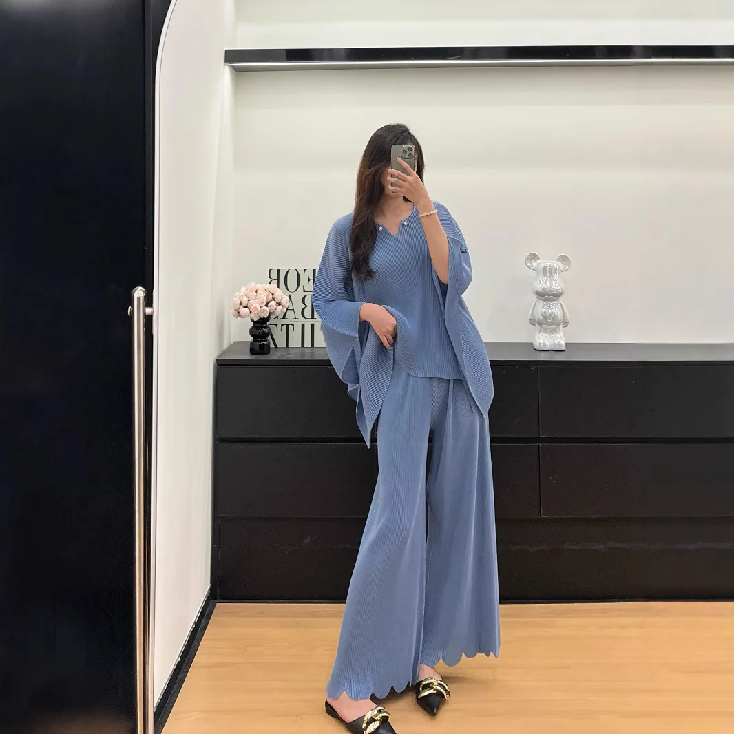 Miyake Pleated Irregular V-neck Long-sleeved Top + Elastic Waist Flared Pants Two-piece Set 2025 Summer New Fashion Women's Suit
Miyake Pleated Irregular V-neck Long-sleeved Top + Elastic Waist Flared Pants Two-piece Set 2025 Summer New Fashion Women's Suit