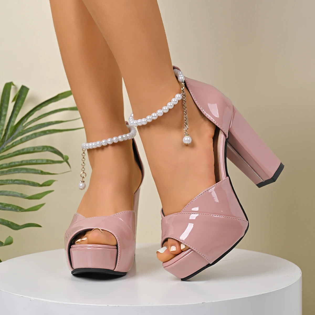 10.5cm Fish Mouth Patent Leather Square Heel Sandals with Shallow Mouth Buckle Large Size Beaded Ribbon Bride Thick Heel Sandals
10.5cm Fish Mouth Patent Leather Square Heel Sandals with Shallow Mouth Buckle Large Size Beaded Ribbon Bride Thick Heel Sandals