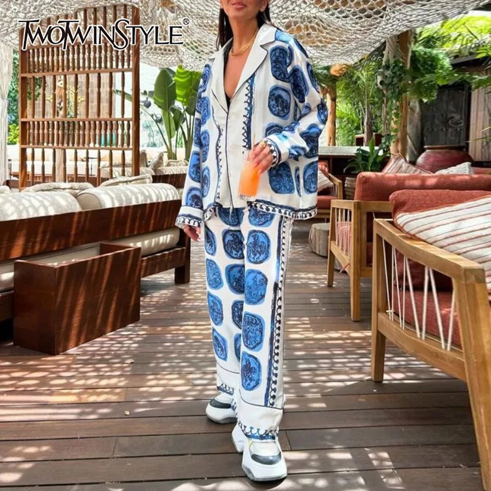 TWOTWINSTYLE повседневный костюм с цветным принтом для женщин, рубашка с длинными рукавами, широкие брюки с высокой талией, модный женский комплект из двух предметов
TWOTWINSTYLE повседневный костюм с цветным принтом для женщин, рубашка с длинными рукавами, широкие брюки с высокой талией, модный женский комплект из двух предметов