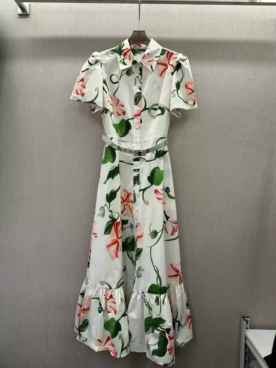 Floral Printed White Midi Robe for Women Summer Short Sleeve Turn-down Collar Single Breasted Loose Cotton Shirt Dress with Belt
Floral Printed White Midi Robe for Women Summer Short Sleeve Turn-down Collar Single Breasted Loose Cotton Shirt Dress with Belt