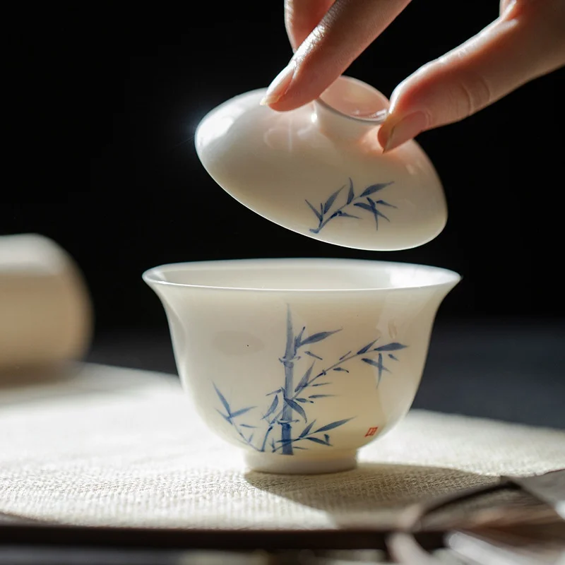 Hand-Painted Blue Bamboo Cerc Tea Bowl with Lid White Porcelain Tea Cup Underglaze Color Glazed Tea Set Non-Scalding Handle
Hand-Painted Blue Bamboo Cerc Tea Bowl with Lid White Porcelain Tea Cup Underglaze Color Glazed Tea Set Non-Scalding Handle