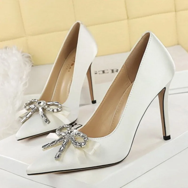luxury rhinestone bow women's sandals pointed tip stiletto women's pumps and heels fashion banquet woman's shoes sandalias mujer
luxury rhinestone bow women's sandals pointed tip stiletto women's pumps and heels fashion banquet woman's shoes sandalias mujer