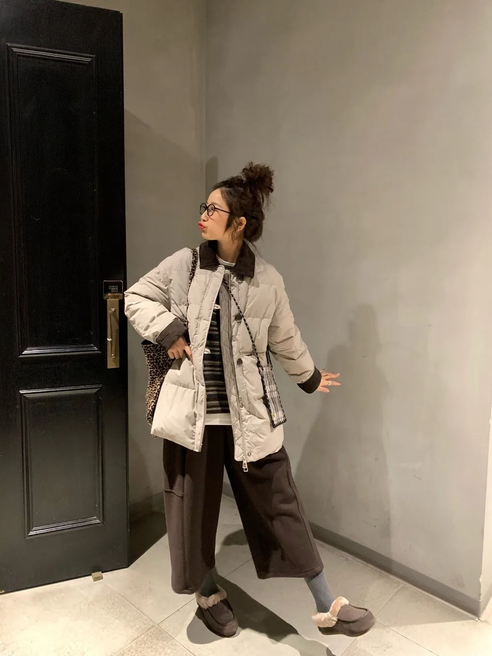 Женская теплая верхняя одежда Xubengbing: Стильное зимнее пальто средней длины с воротником из вельвета, на белом пуху, свободного кроя
Женская теплая верхняя одежда Xubengbing: Стильное зимнее пальто средней длины с воротником из вельвета, на белом пуху, свободного кроя