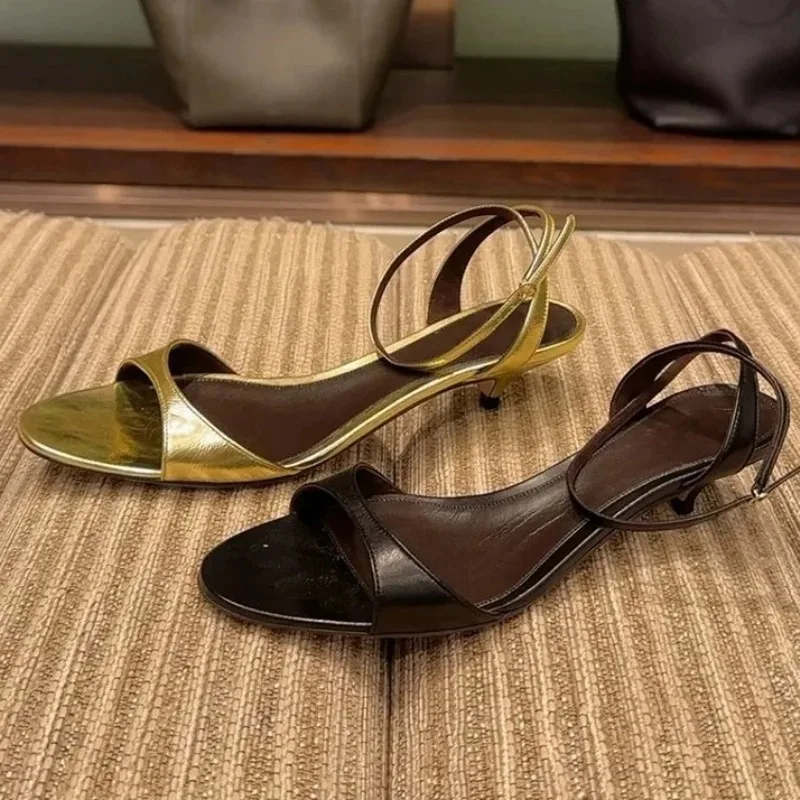 Французские нишевые босоножки на каблуке-шпильке с прямым ремешком и открытым носком для женщин, лето 2026, новые модные шлепанцы и туфли на высоком каблуке
Французские нишевые босоножки на каблуке-шпильке с прямым ремешком и открытым носком для женщин, лето 2026, новые модные шлепанцы и туфли на высоком каблуке