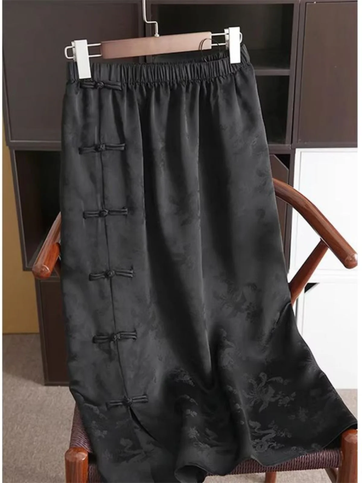 plus Size Women's New Chinese Style High Waist Thin Skirt Button Design Summer Loose Fit Midi Skirt for Heavy Girls
plus Size Women's New Chinese Style High Waist Thin Skirt Button Design Summer Loose Fit Midi Skirt for Heavy Girls