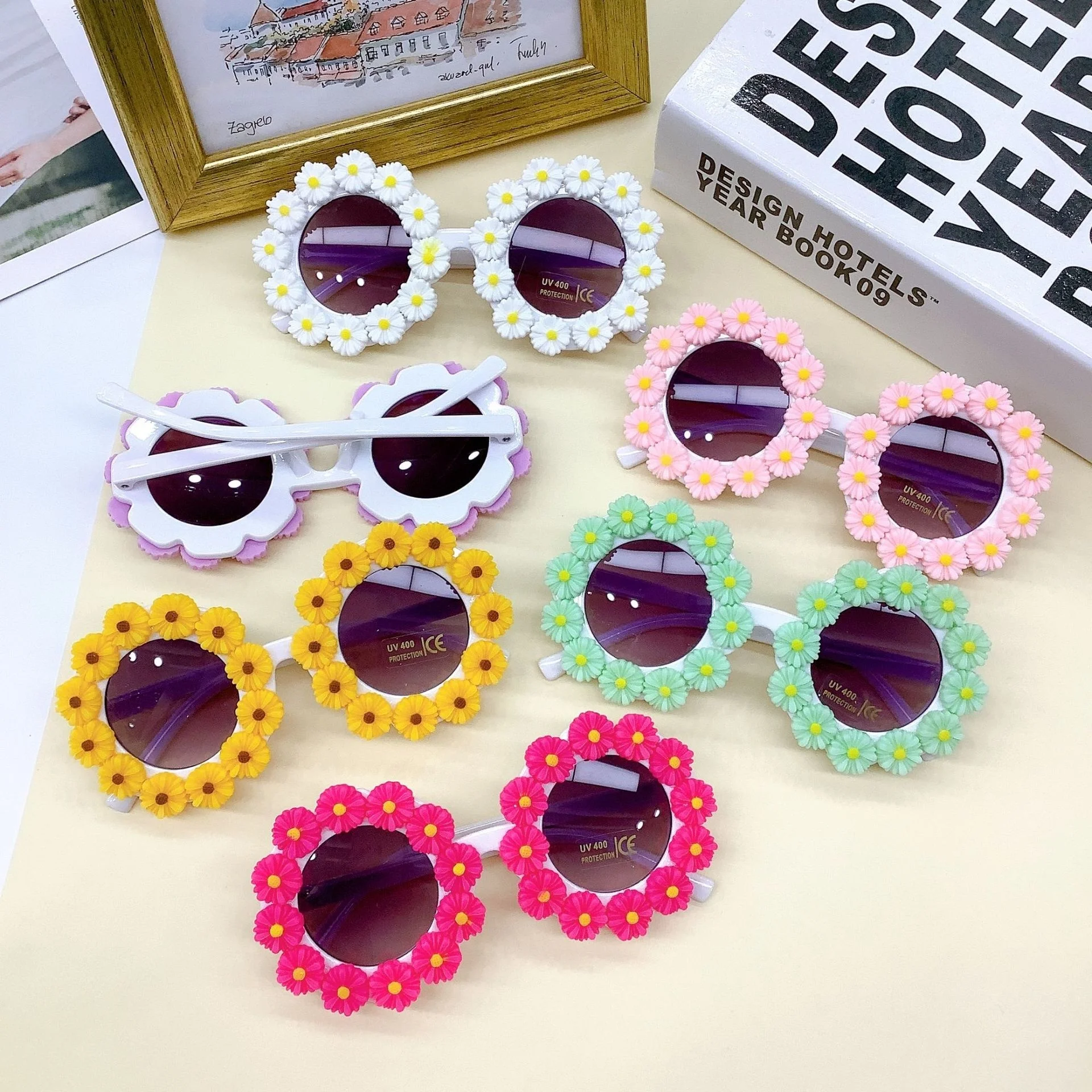 New Daisy children's lovely Sunglasses UV400 floret travel street take Sunglasses take photos fashion floret glasses
New Daisy children's lovely Sunglasses UV400 floret travel street take Sunglasses take photos fashion floret glasses