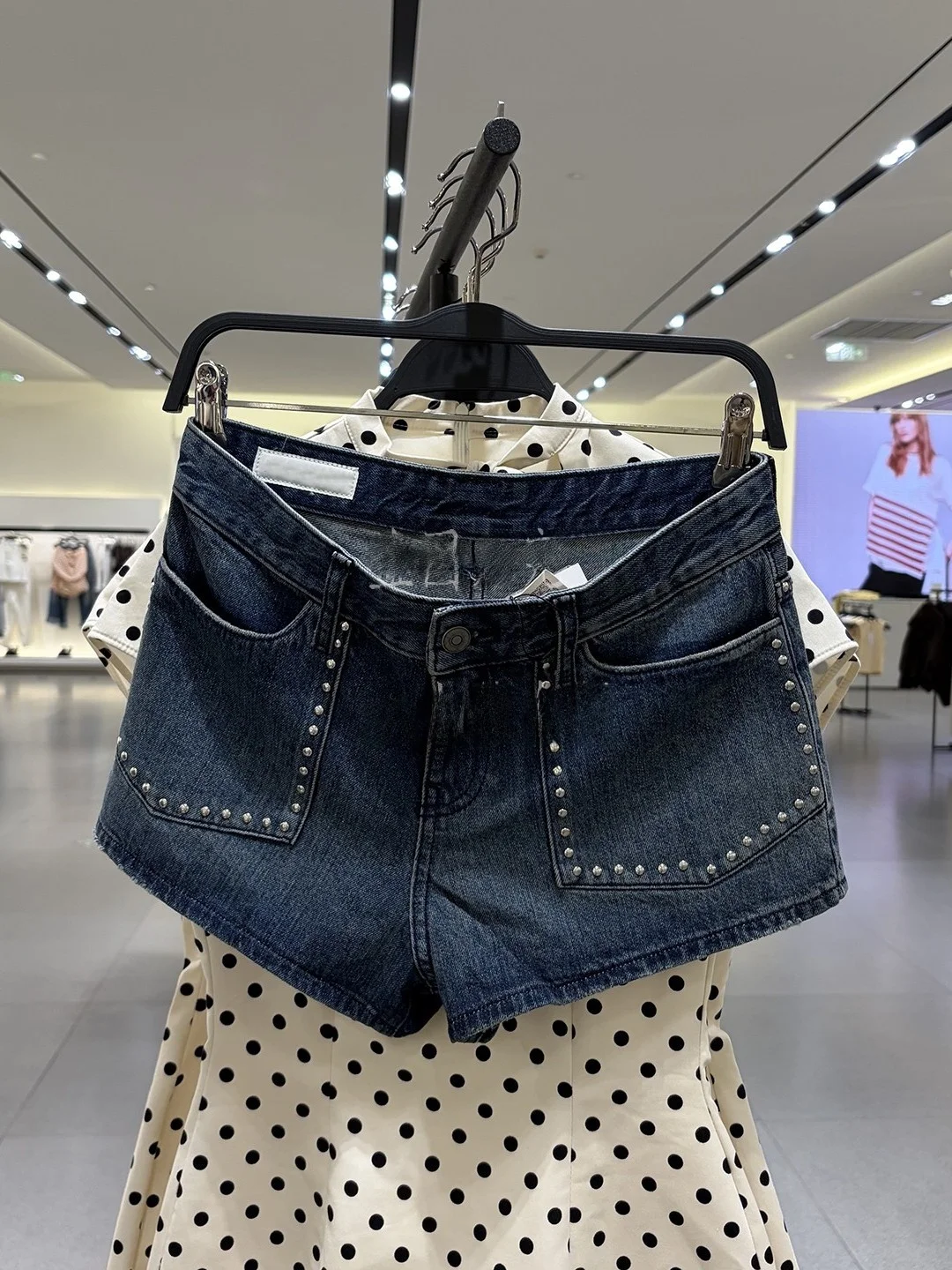 Spring 2026 New Women's Fashionable Short Jeans Pants Rivet Decorated Straight Leg Natural Waist Button Closure Ladies' Jeans
Spring 2026 New Women's Fashionable Short Jeans Pants Rivet Decorated Straight Leg Natural Waist Button Closure Ladies' Jeans