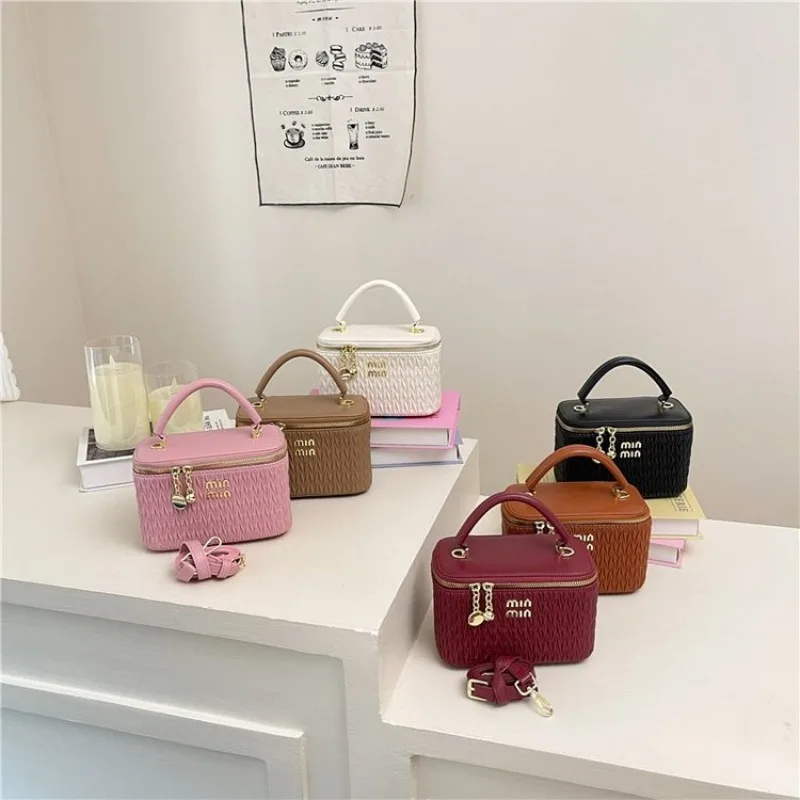 Элегантная женская сумка-тоут из натуральной кожи с уникальной текстурой, винтажная сумка через плечо, минималистичный дизайнерский вместительный клатч
Элегантная женская сумка-тоут из натуральной кожи с уникальной текстурой, винтажная сумка через плечо, минималистичный дизайнерский вместительный клатч