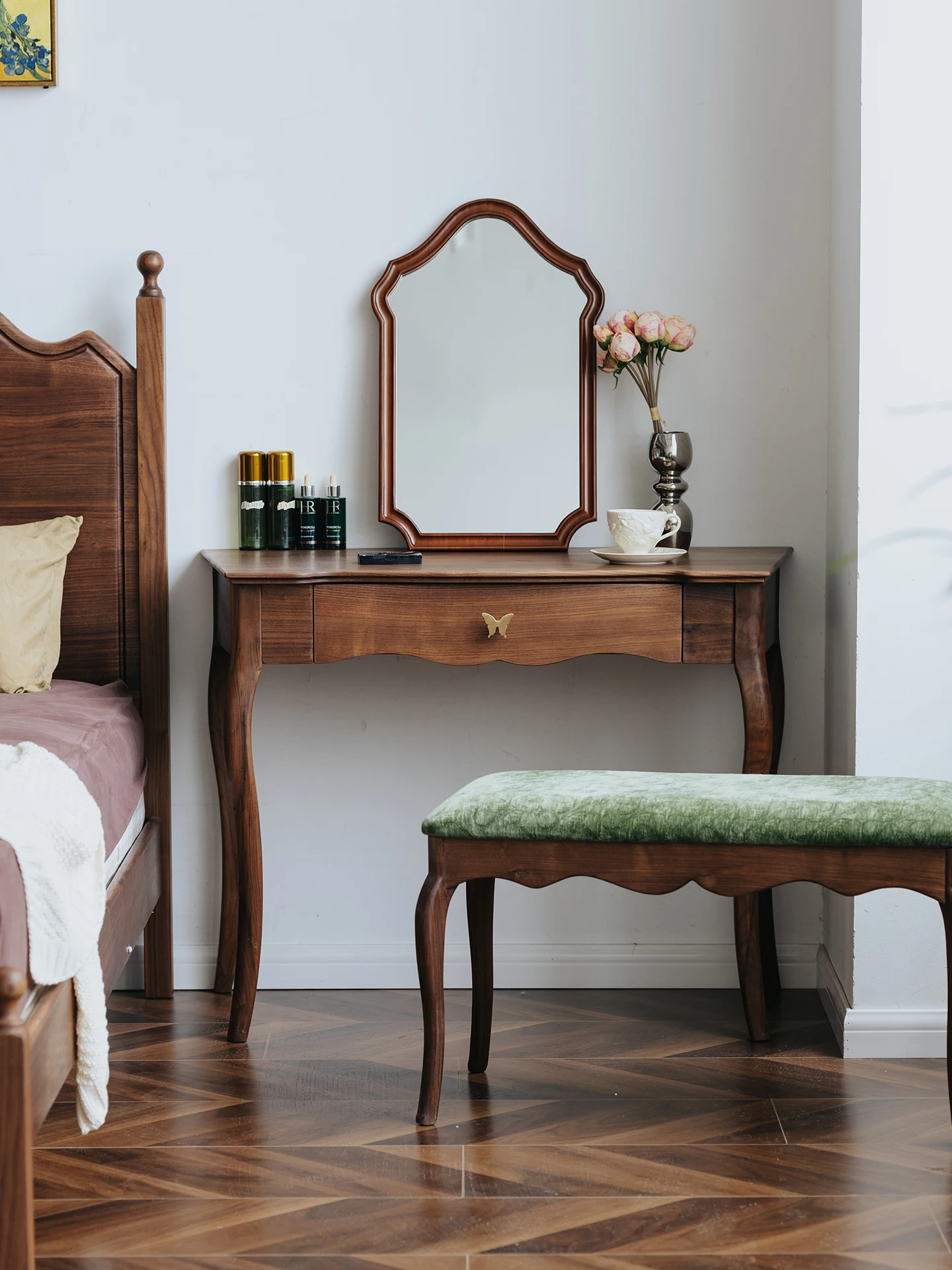 LTT retro black walnut solid wood bedroom storage small apartment makeup table makeup table desk
LTT retro black walnut solid wood bedroom storage small apartment makeup table makeup table desk