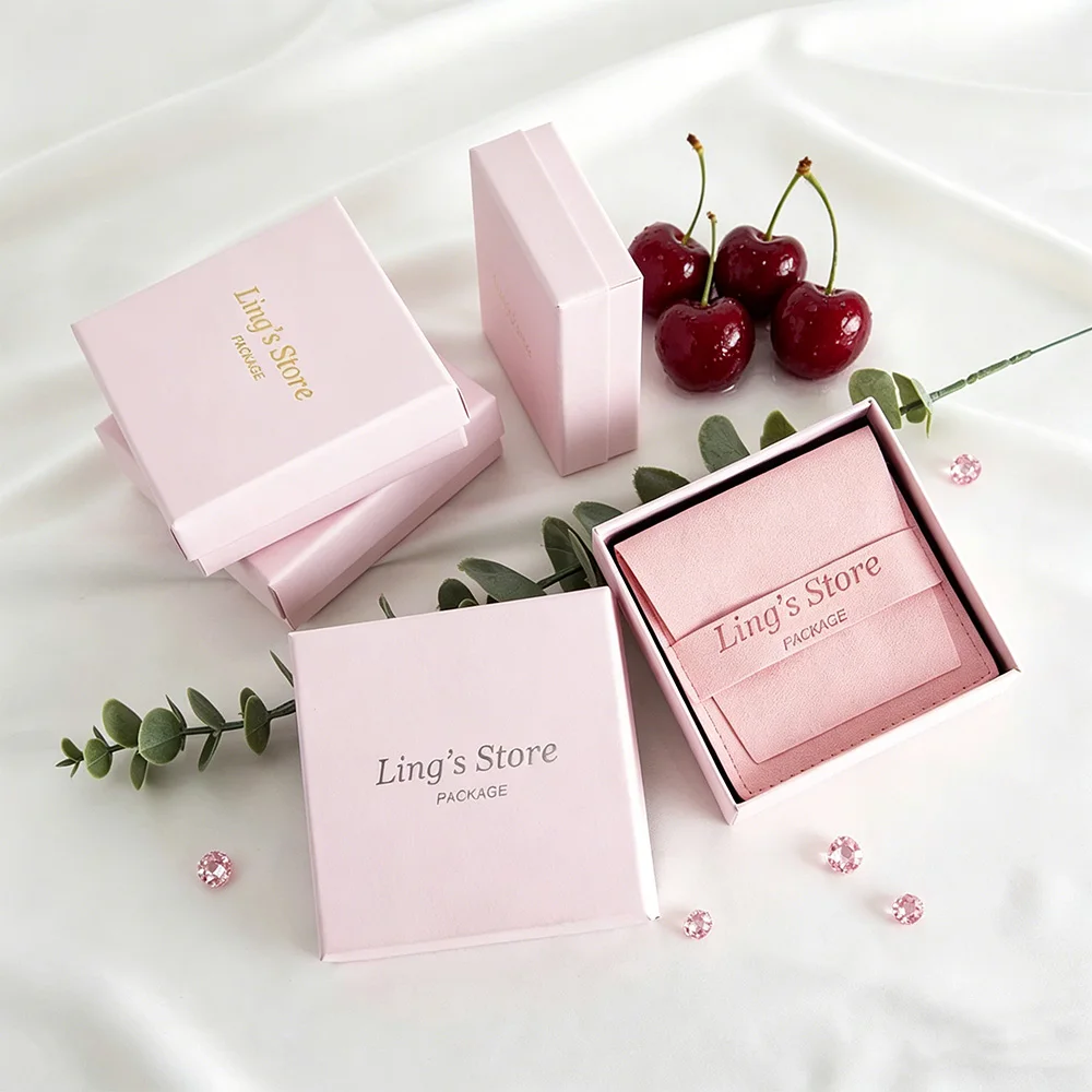 50Sets Custom Logo Baby Pink 9x9x3cm Jewelry Boxes Inside 8x8cm Microfiber Strip Bags Envelope Pouch Suede Velvet Flap Pocket
50Sets Custom Logo Baby Pink 9x9x3cm Jewelry Boxes Inside 8x8cm Microfiber Strip Bags Envelope Pouch Suede Velvet Flap Pocket
