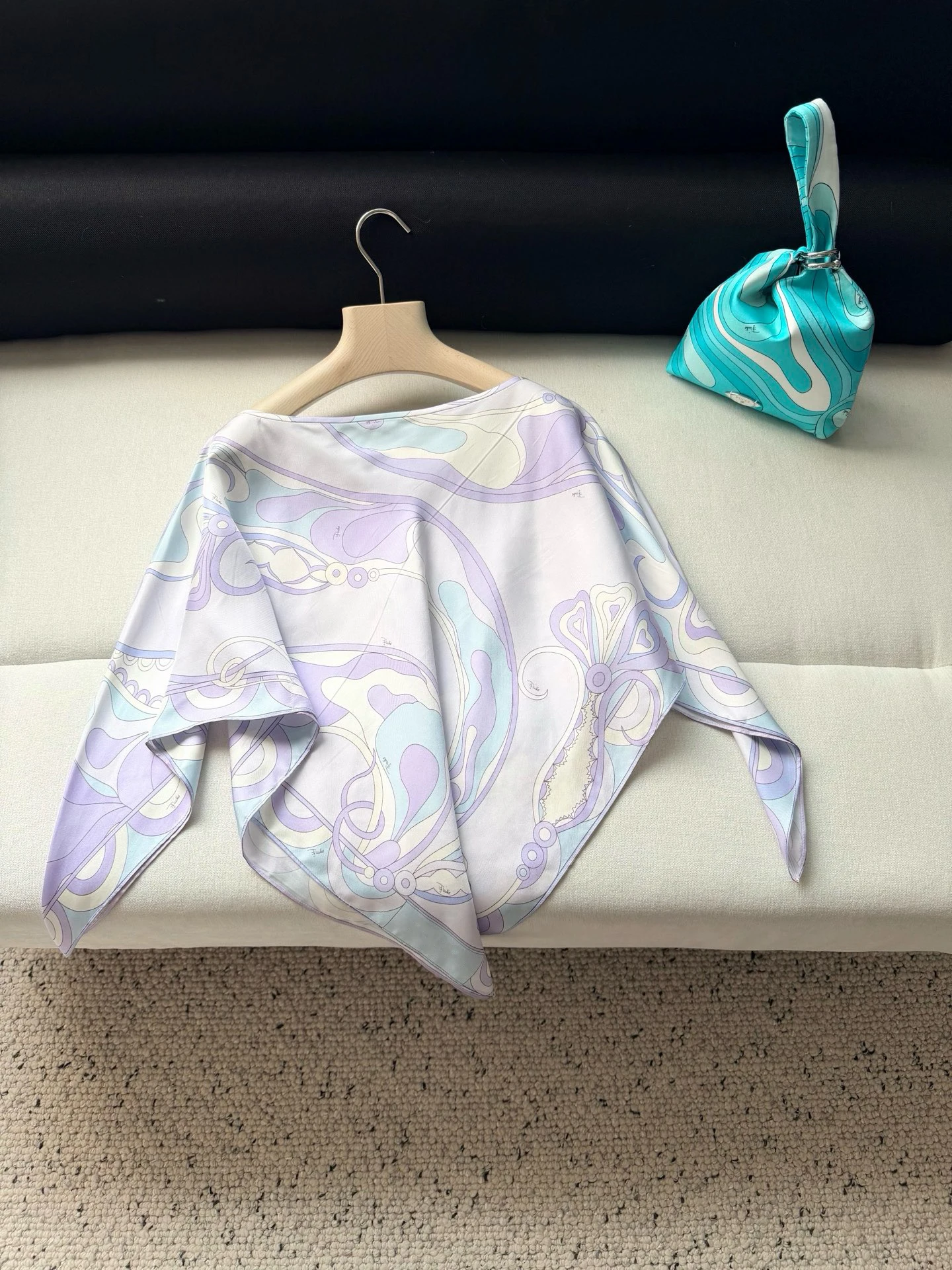 100% Real Silk Women Lightweight Satin Silk Abstract Print Scarf Top + Matching Tote Bag 2-in-1 Outfit Set High Quality Casual
100% Real Silk Women Lightweight Satin Silk Abstract Print Scarf Top + Matching Tote Bag 2-in-1 Outfit Set High Quality Casual