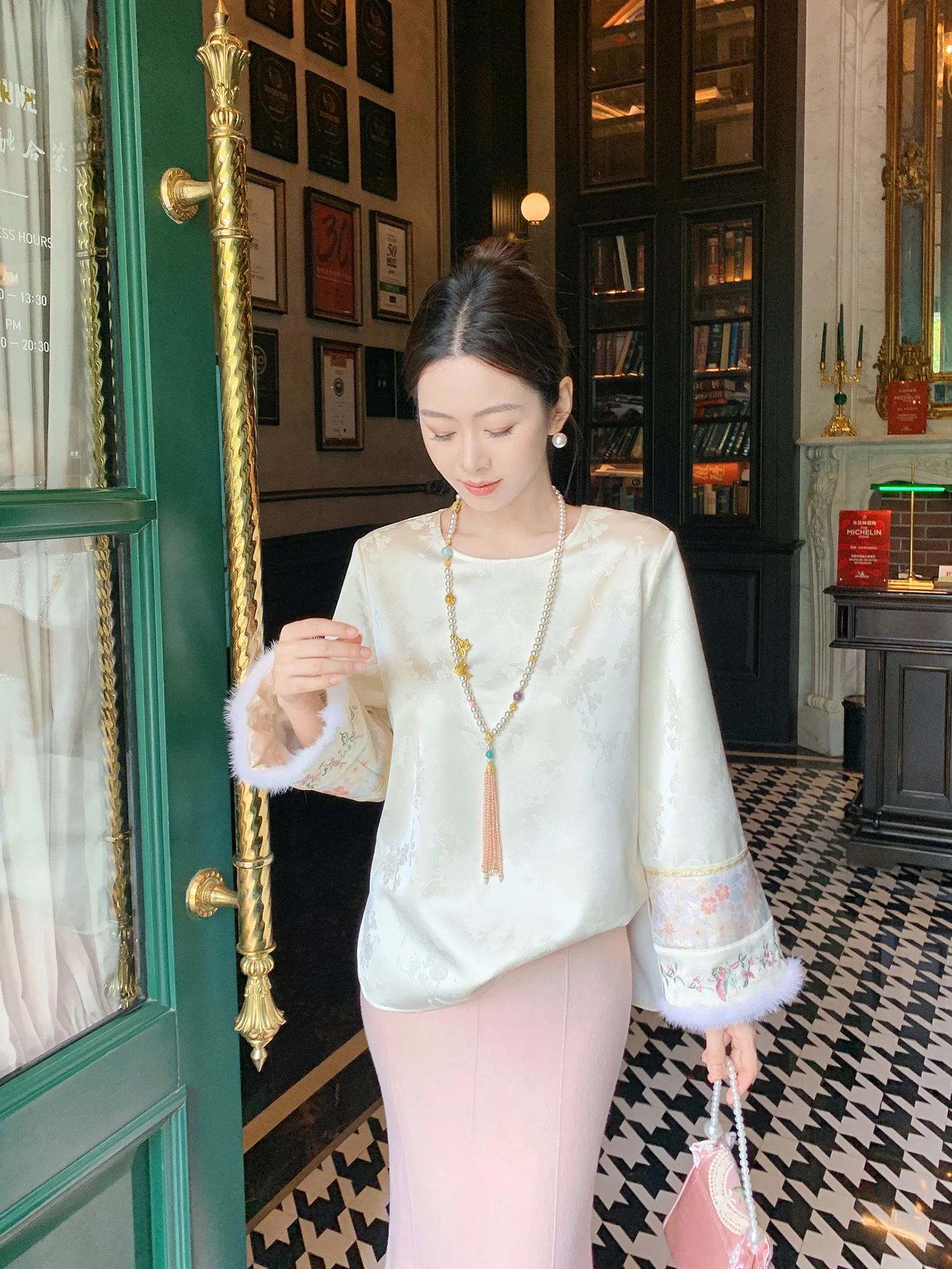 Новая китайская модная универсальная базовая кофта с круглым вырезом и длинными рукавами, свободного кроя, осенне-зимняя, вязаная, из полиэфирного волокна, женская.
Новая китайская модная универсальная базовая кофта с круглым вырезом и длинными рукавами, свободного кроя, осенне-зимняя, вязаная, из полиэфирного волокна, женская.