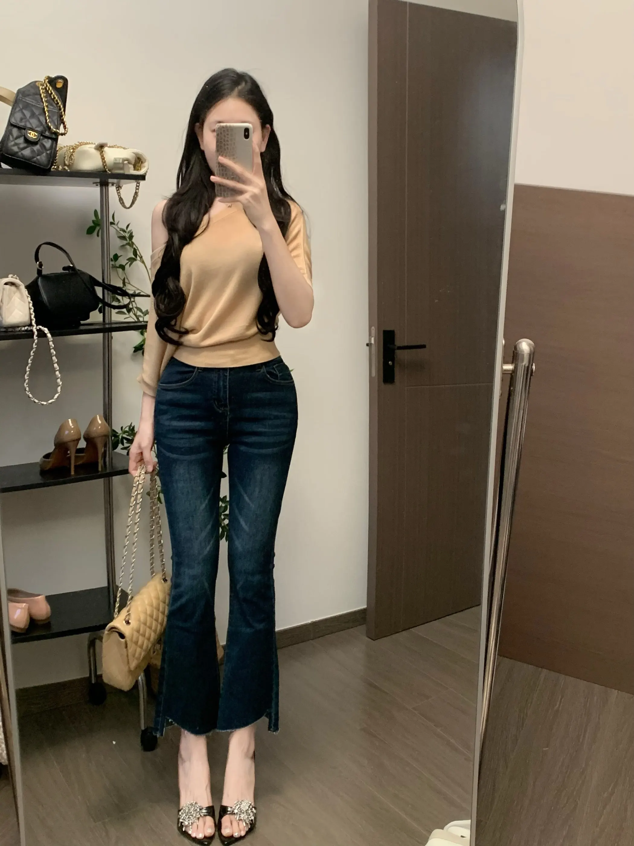 Retro Dark Blue High Waist Stretchy Slimming Washed Nine Points Micro Flared Denim Jeans Women with Hip Plumpers Cotton Elast...
Retro Dark Blue High Waist Stretchy Slimming Washed Nine Points Micro Flared Denim Jeans Women with Hip Plumpers Cotton Elast...