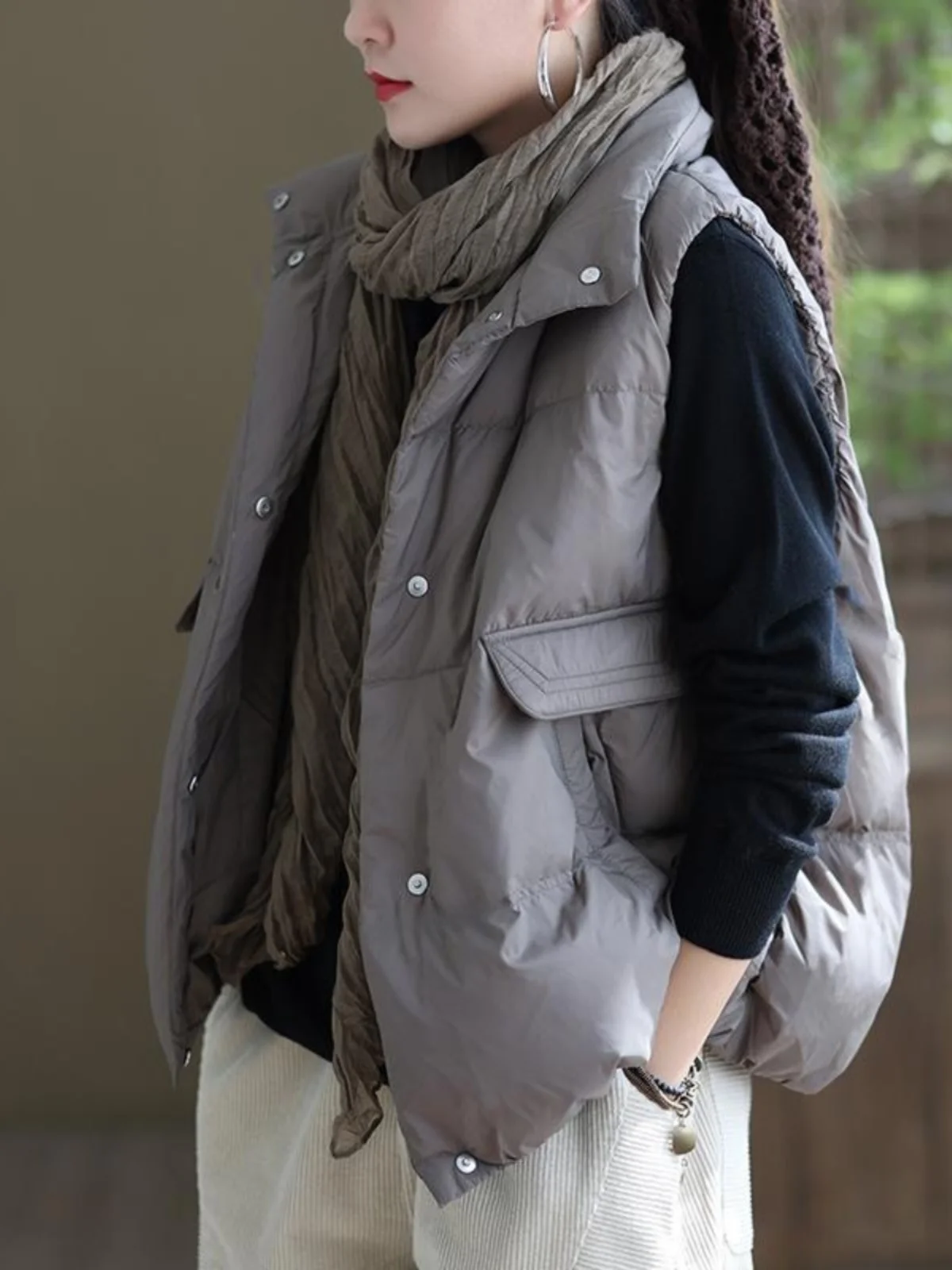 Белый пуховый жилет женский, новый, зимний, утепленный, свободного кроя, больших размеров, теплый, универсальный, для повседневной носки, стильный, для поездок на работу.
Белый пуховый жилет женский, новый, зимний, утепленный, свободного кроя, больших размеров, теплый, универсальный, для повседневной носки, стильный, для поездок на работу.