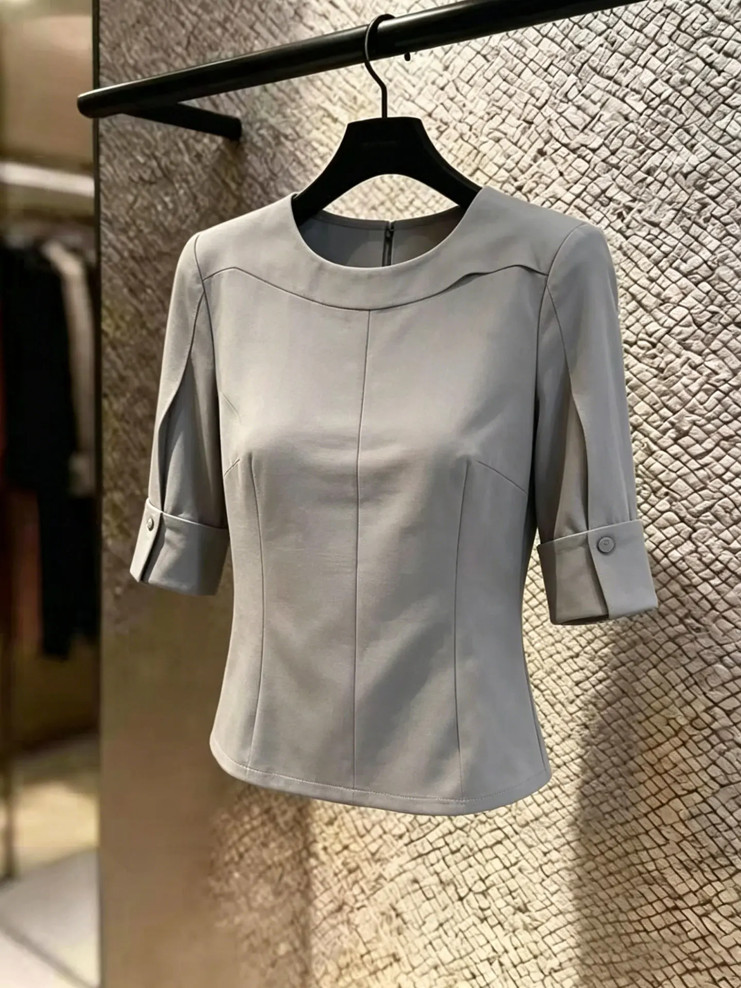 Elegant Fashionable Commuter Women's Shirt Korean Style Straight Cut Silk Top Short Sleeve round Neck Basic Color Trendy
Elegant Fashionable Commuter Women's Shirt Korean Style Straight Cut Silk Top Short Sleeve round Neck Basic Color Trendy