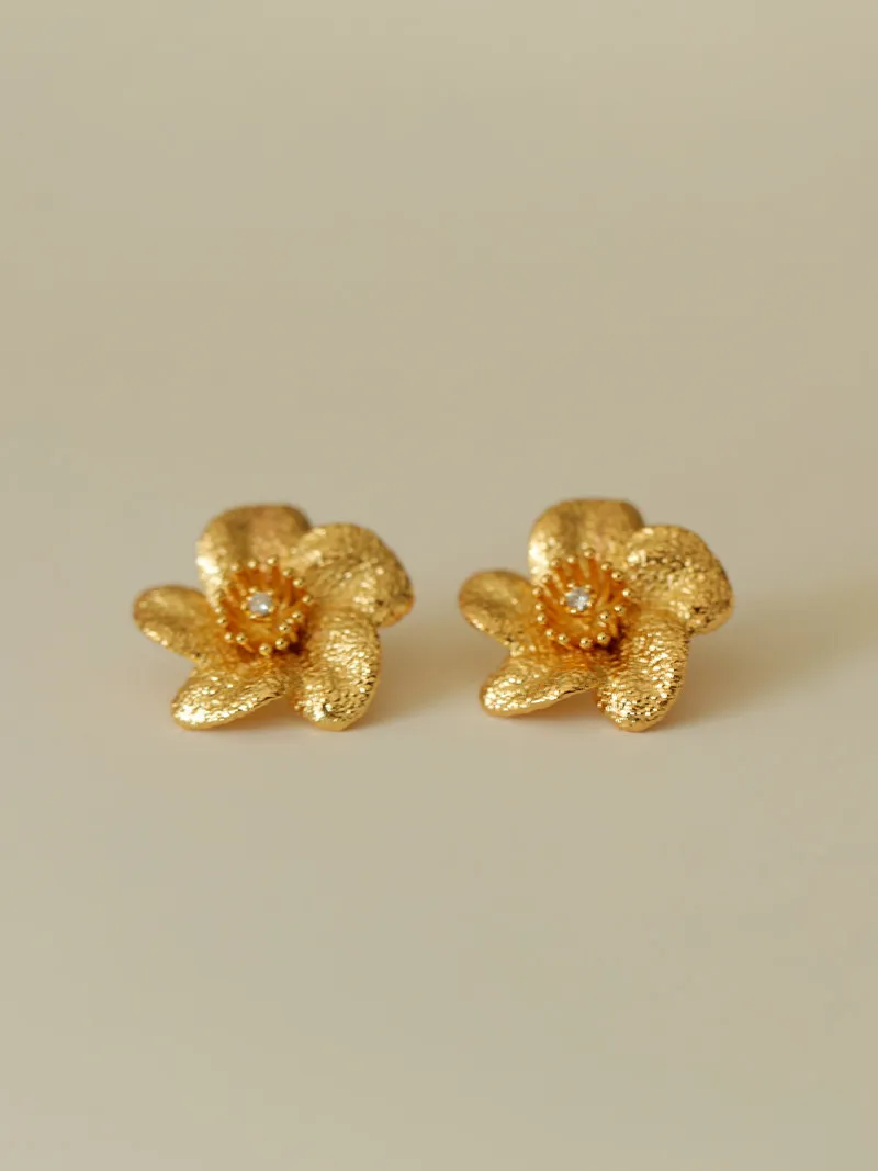 Vintage golden flower summer stud earrings girls unique delicate ear accessory
Vintage golden flower summer stud earrings girls unique delicate ear accessory