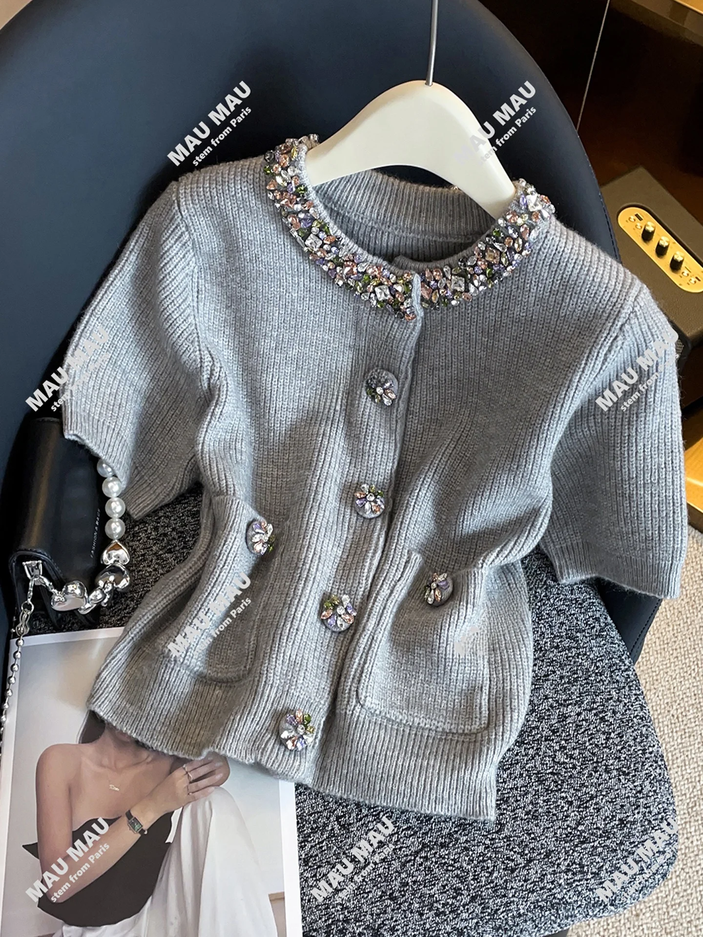 Short Knitted Diamond Embedded Open Cardigan Women's Fashion Style Small Fragrance Wind Drill Bit Elegant Knitwear Top
Short Knitted Diamond Embedded Open Cardigan Women's Fashion Style Small Fragrance Wind Drill Bit Elegant Knitwear Top