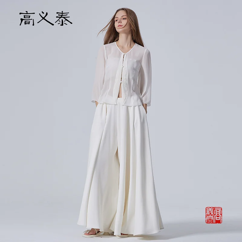 Gaoyitai silk Georgette round neck long sleeve single row pearl and simple all-match straight tube skin-friendly short coat
Gaoyitai silk Georgette round neck long sleeve single row pearl and simple all-match straight tube skin-friendly short coat