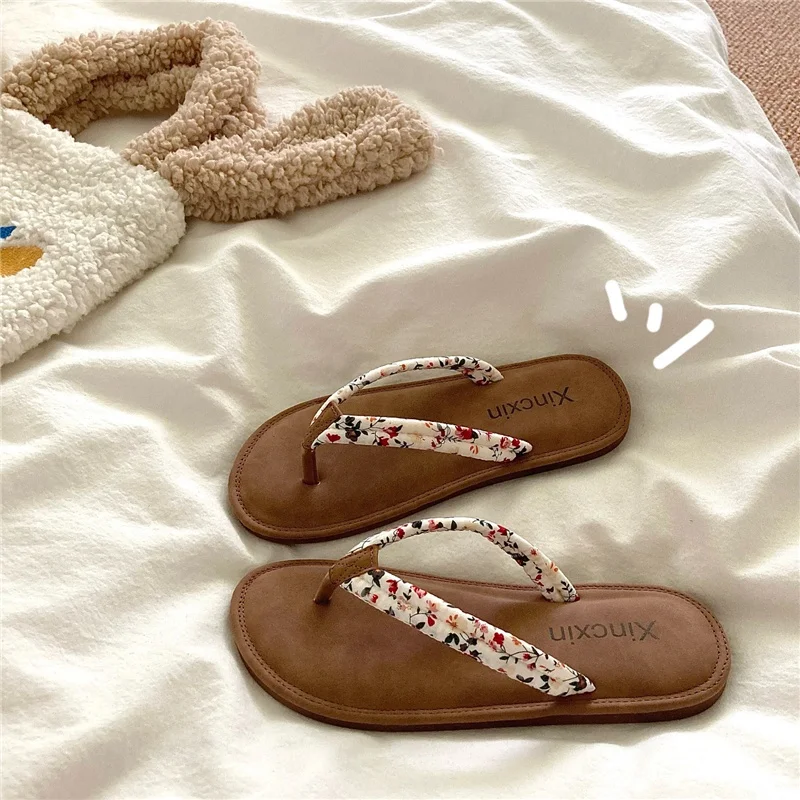 Island Vacation Feel Floral Patterned Women's Thong Slippers Soft Comfortable Summer Beach Sandals Korean Style Flat Bottom
Island Vacation Feel Floral Patterned Women's Thong Slippers Soft Comfortable Summer Beach Sandals Korean Style Flat Bottom
