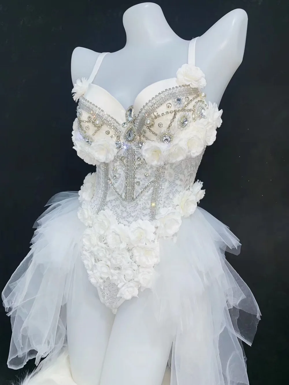 White Lace Flowers Bodysuit Sparkly Rhinestones Women Sexy Bar Party Costume Nightclub DJ Singer Dance Wear Stage Club Outfits
White Lace Flowers Bodysuit Sparkly Rhinestones Women Sexy Bar Party Costume Nightclub DJ Singer Dance Wear Stage Club Outfits