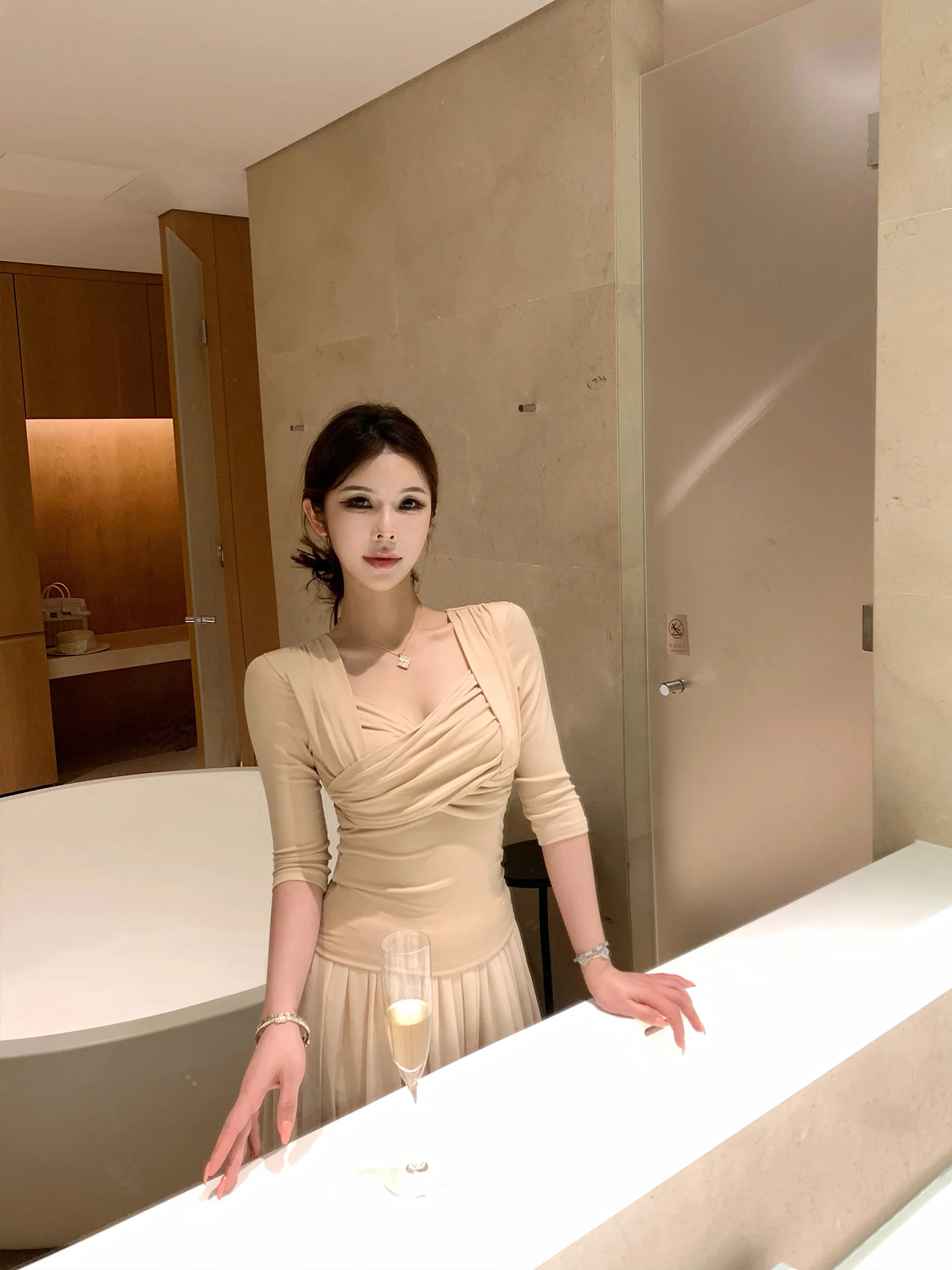 Onelady Slim Fit V-Neck T-Shirt Women's 2026 Spring Summer Cross Knot Five-Quarter Sleeve Folded Hem Top Breathable Skin-Frie...
Onelady Slim Fit V-Neck T-Shirt Women's 2026 Spring Summer Cross Knot Five-Quarter Sleeve Folded Hem Top Breathable Skin-Frie...
