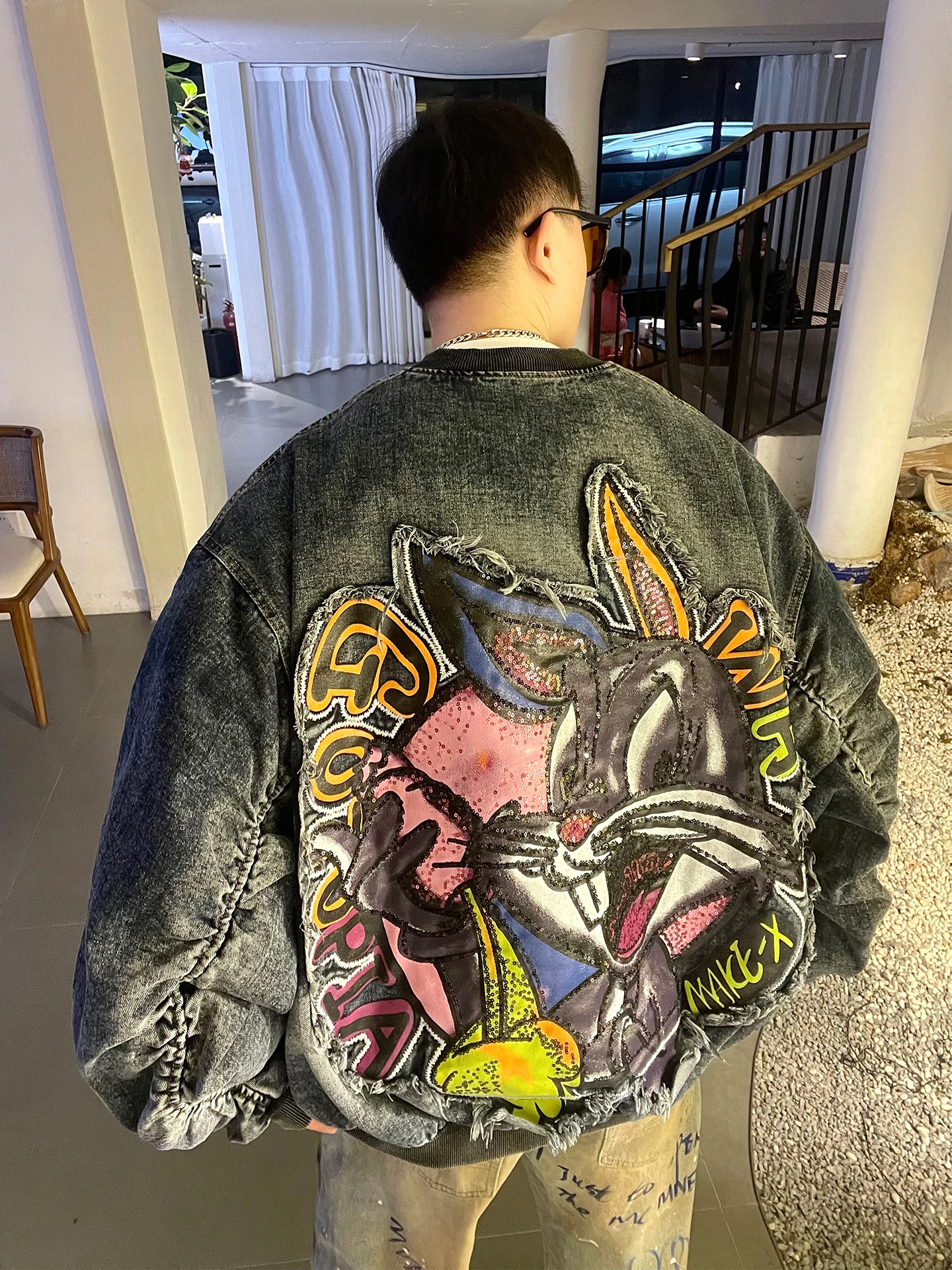 Мужская джинсовая куртка-бомбер с объемной вышивкой мультяшных кроликов и пайетками, свободного кроя, в американском стиле хип-хоп, модная
Мужская джинсовая куртка-бомбер с объемной вышивкой мультяшных кроликов и пайетками, свободного кроя, в американском стиле хип-хоп, модная