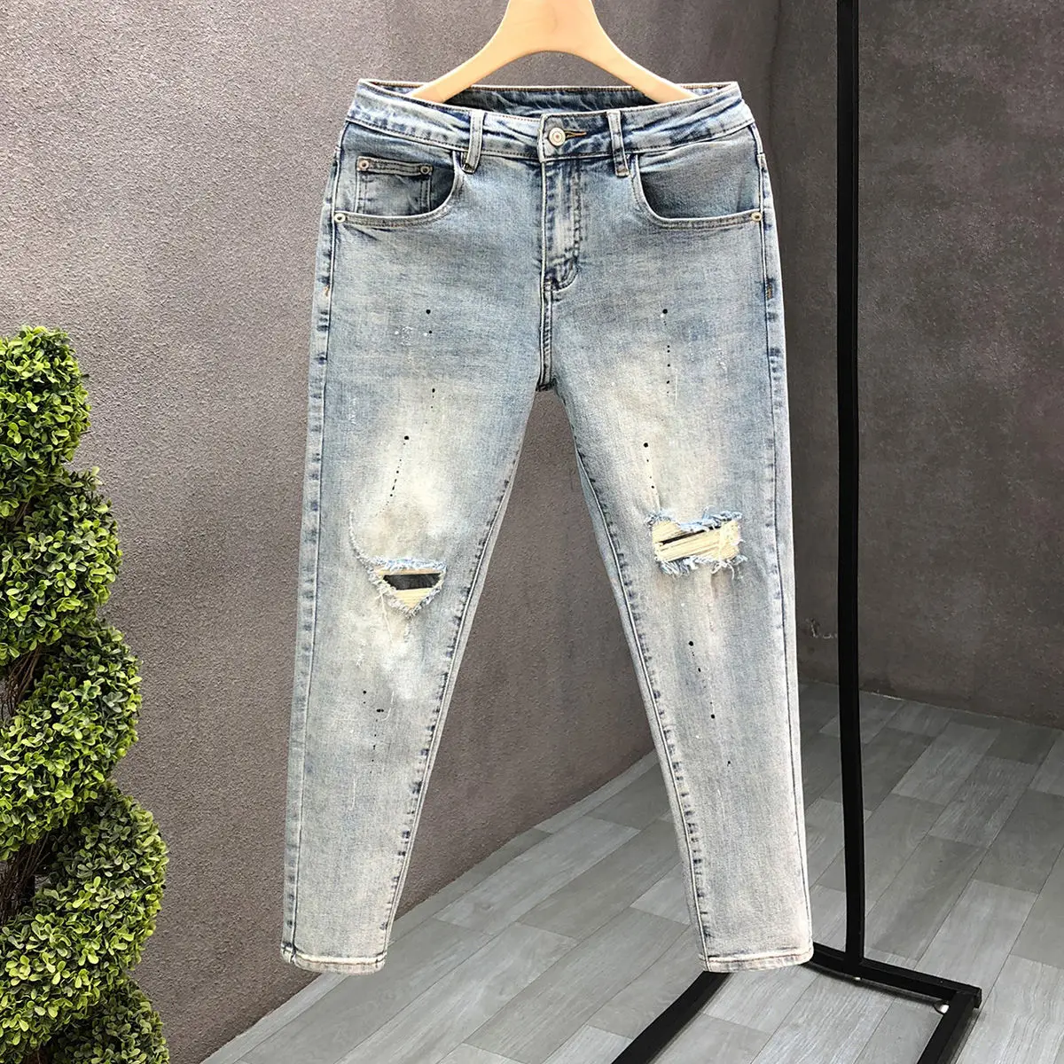 Fashion Designer Mens Slim Fit Jeans Ink Splatter Ripped Holes for Spring and Autumn Casual Wear Distressed Stylish Pencil Pants
Fashion Designer Mens Slim Fit Jeans Ink Splatter Ripped Holes for Spring and Autumn Casual Wear Distressed Stylish Pencil Pants