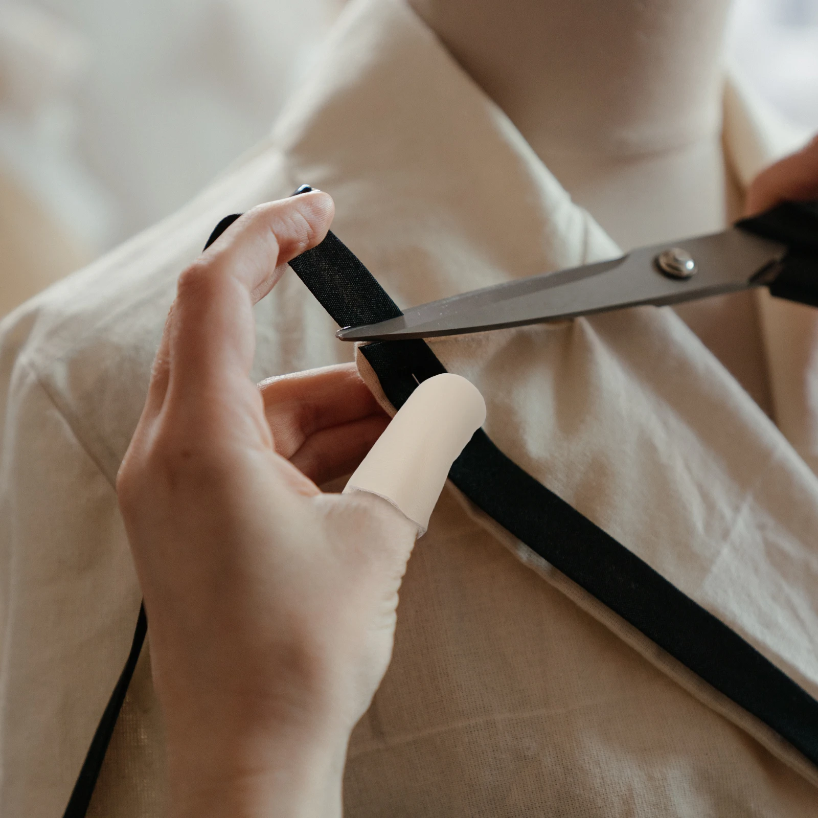 Sewing Thimbles Finger Protectors Durable For Diy Crafts Needlework Protection Beginners Random Color Finger Cots 
Sewing Thimbles Finger Protectors Durable For Diy Crafts Needlework Protection Beginners Random Color Finger Cots