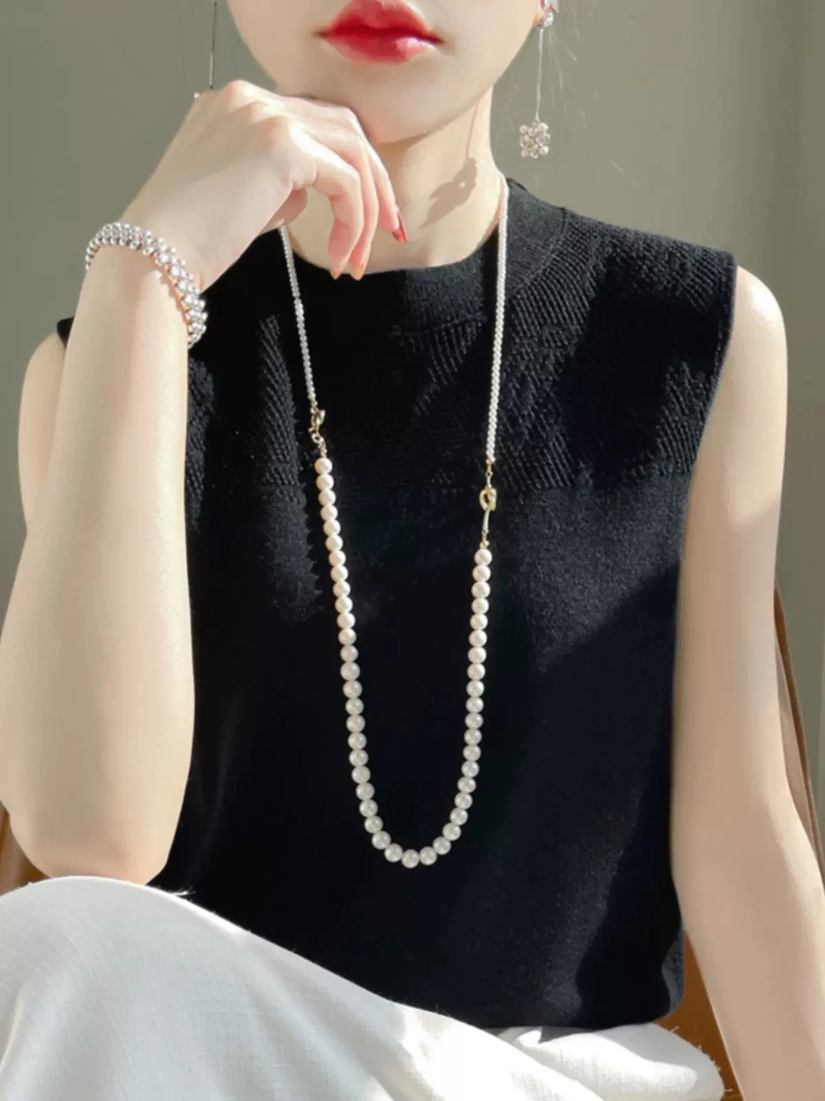 2024 New Summer Cut-out Design Sense Round Neck Inner Layer Vest Base Layer Knit with Suit Thin Sleeveless Sweater Pullover
2024 New Summer Cut-out Design Sense Round Neck Inner Layer Vest Base Layer Knit with Suit Thin Sleeveless Sweater Pullover