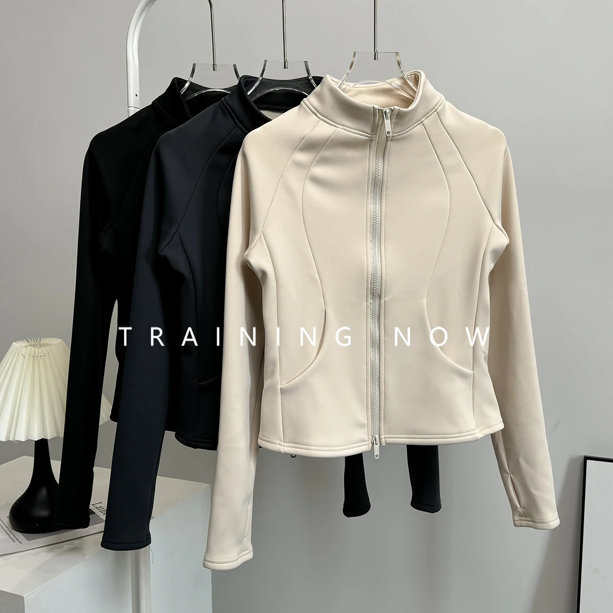 Модная высококачественная зимняя спортивная куртка для женщин плюс бархатный утолщенный теплый костюм для йоги, тренировочный боди для бега
Модная высококачественная зимняя спортивная куртка для женщин плюс бархатный утолщенный теплый костюм для йоги, тренировочный боди для бега