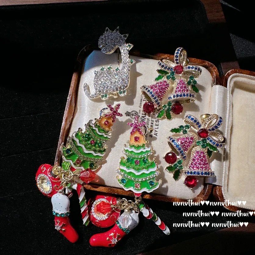 Macaron Christmas Tree enamel tassel earrings Vintage 18-karat gold plated carmine bell zircon earrings
Macaron Christmas Tree enamel tassel earrings Vintage 18-karat gold plated carmine bell zircon earrings