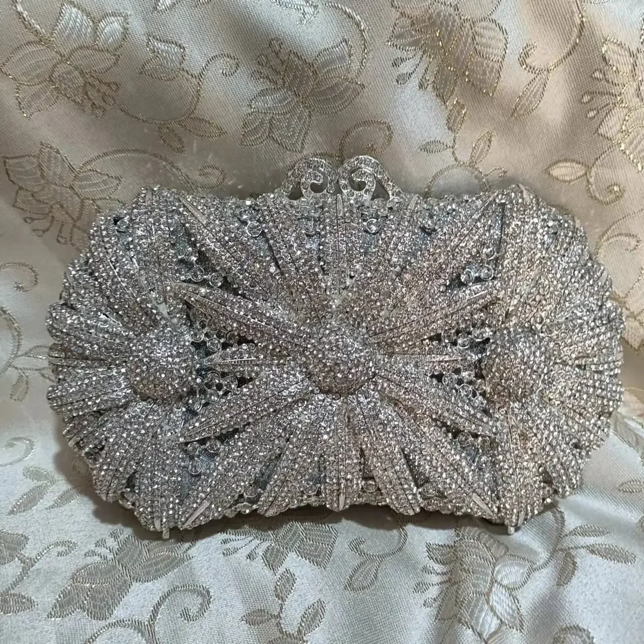 Silver Crystal Flower Clutch Dinner Party Purses Women Diamond Wedding Bridal Evening Bags Formal Birthday Gift Handbags
Silver Crystal Flower Clutch Dinner Party Purses Women Diamond Wedding Bridal Evening Bags Formal Birthday Gift Handbags