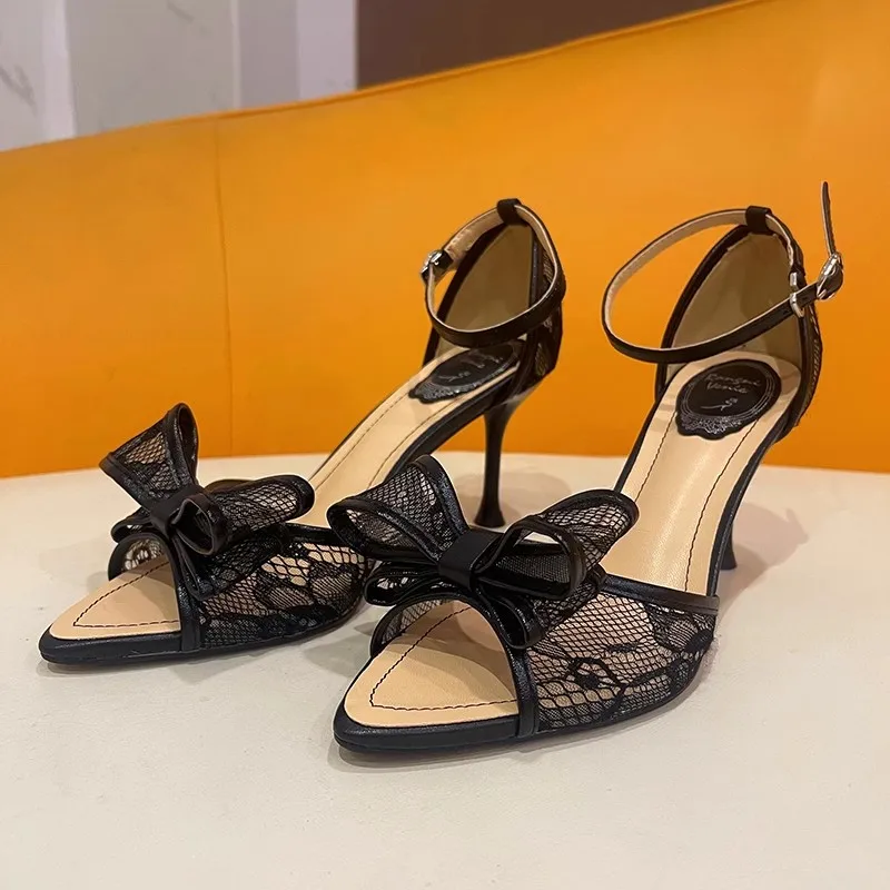 Новые летние босоножки с острым носком «рыбий рот», кружевные сетчатые босоножки с бантом, банкетное платье на высоком каблуке-шпильке, универсальные женские босоножки на мешочке
Новые летние босоножки с острым носком «рыбий рот», кружевные сетчатые босоножки с бантом, банкетное платье на высоком каблуке-шпильке, универсальные женские босоножки на мешочке
