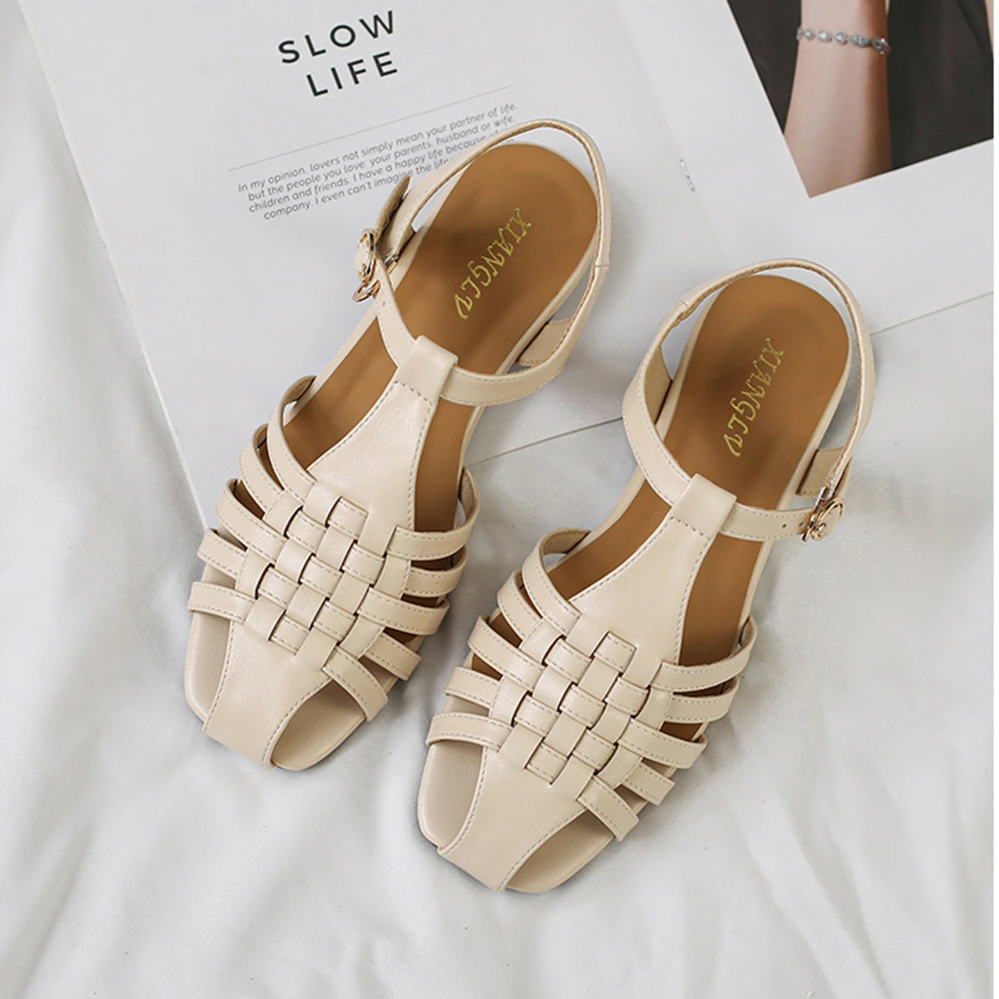 Elegant Brand Designer Women Beach Sandals Breathable Hollow Out Woven Non Slip Flat Bottom Buckle Strap Ladies Gladiator Shoes
Elegant Brand Designer Women Beach Sandals Breathable Hollow Out Woven Non Slip Flat Bottom Buckle Strap Ladies Gladiator Shoes