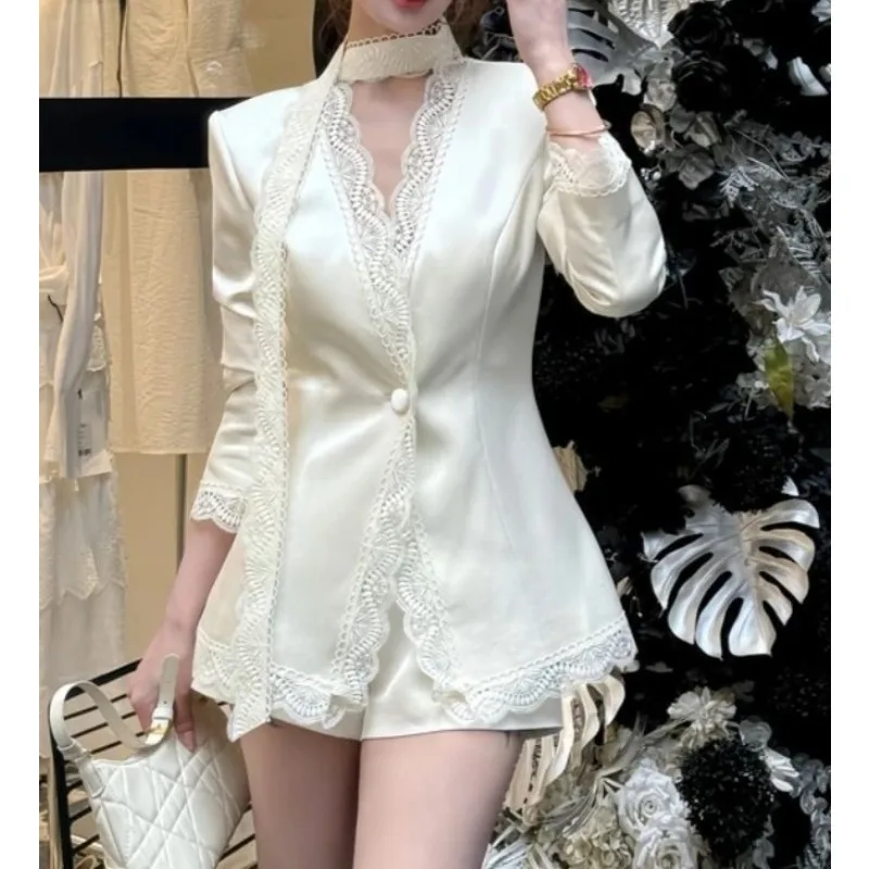 French Royal Sister Wind Streamer Lace V-neck Long-sleeved Jacket Shorts Two-piece Set Women's Spring New Fashion Suit
French Royal Sister Wind Streamer Lace V-neck Long-sleeved Jacket Shorts Two-piece Set Women's Spring New Fashion Suit