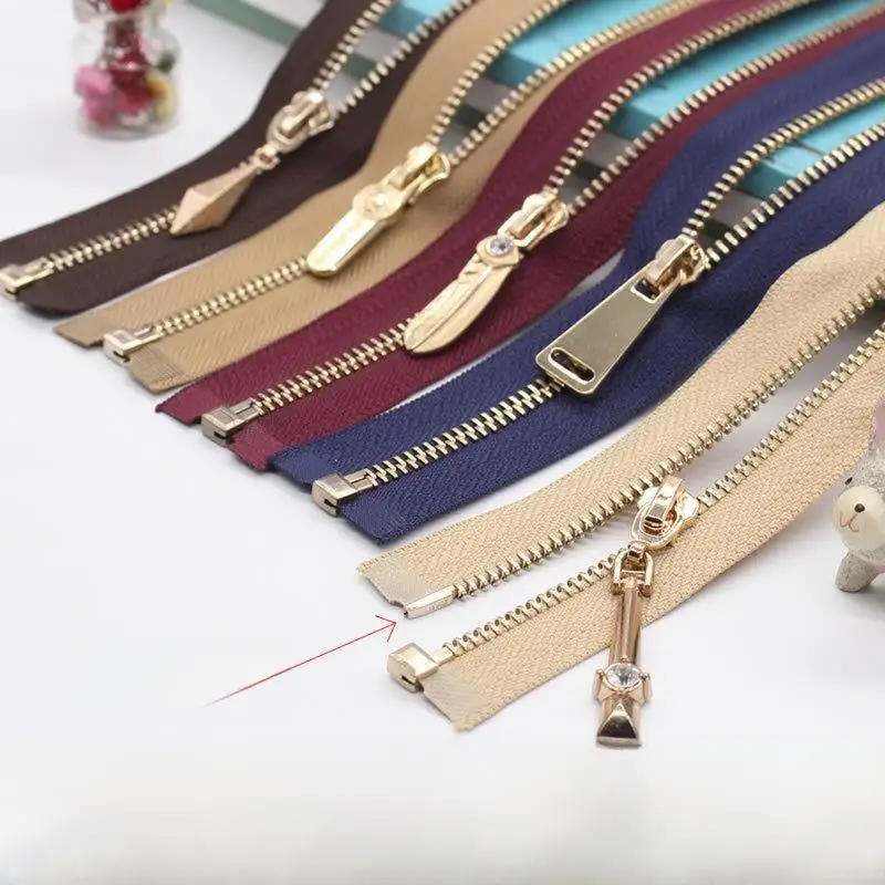 Высококачественная металлическая молния №5 с серебристыми зубцами, новая модель для верхней одежды, пуховиков, защиты от солнца, ветровок...
Высококачественная металлическая молния №5 с серебристыми зубцами, новая модель для верхней одежды, пуховиков, защиты от солнца, ветровок...