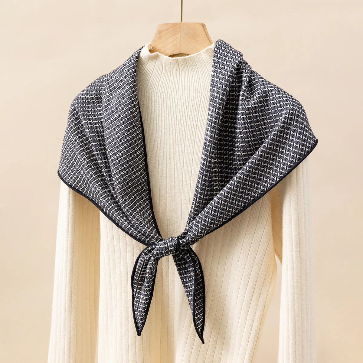 Rhombus 30% Silk 70% Wool Scarf Women Neck Shawls Rollerd Edges Shawls Winter Luxury Scarves Mother Lover Gift
Rhombus 30% Silk 70% Wool Scarf Women Neck Shawls Rollerd Edges Shawls Winter Luxury Scarves Mother Lover Gift