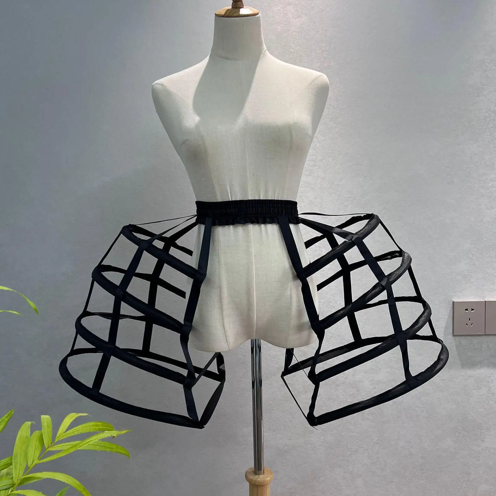 Двусторонний кринолиновый подъюбник-обруч для платьев Лолита, вечерних платьев и кринолиновых накидок
Двусторонний кринолиновый подъюбник-обруч для платьев Лолита, вечерних платьев и кринолиновых накидок