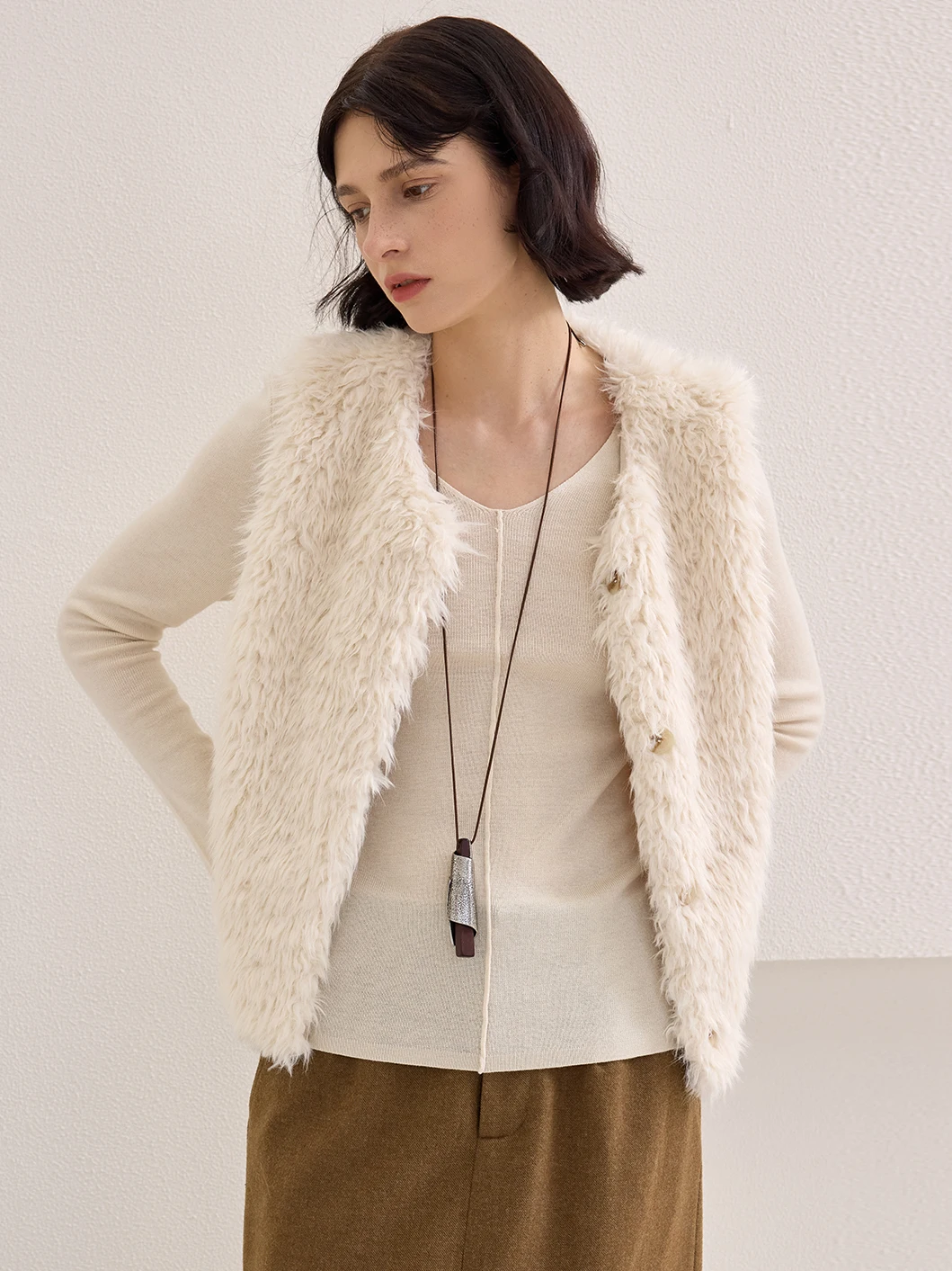 Furry Short Jacket Women's Elegant Style Versatile Fluffy Top Button Design Polyester Fiber Casual Wear for Travel And Work
Furry Short Jacket Women's Elegant Style Versatile Fluffy Top Button Design Polyester Fiber Casual Wear for Travel And Work