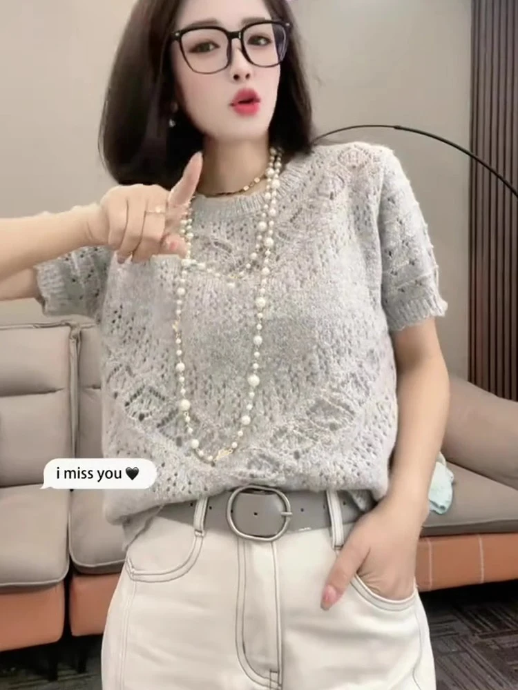 Простая однотонная вязаная футболка с коротким рукавом, летняя коллекция 2025, новая модель, нижняя одежда, с вышивкой, уникальная, премиум-класса, для повседневной носки, в корейском стиле.
Простая однотонная вязаная футболка с коротким рукавом, летняя коллекция 2025, новая модель, нижняя одежда, с вышивкой, уникальная, премиум-класса, для повседневной носки, в корейском стиле.