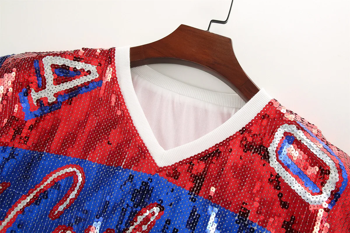 Новая летняя женская футболка в стиле стритвир с пайетками, цифровым пэчворком и цветными буквами, с коротким рукавом, V-образным вырезом, прямого кроя, в стиле хип-хоп
Новая летняя женская футболка в стиле стритвир с пайетками, цифровым пэчворком и цветными буквами, с коротким рукавом, V-образным вырезом, прямого кроя, в стиле хип-хоп